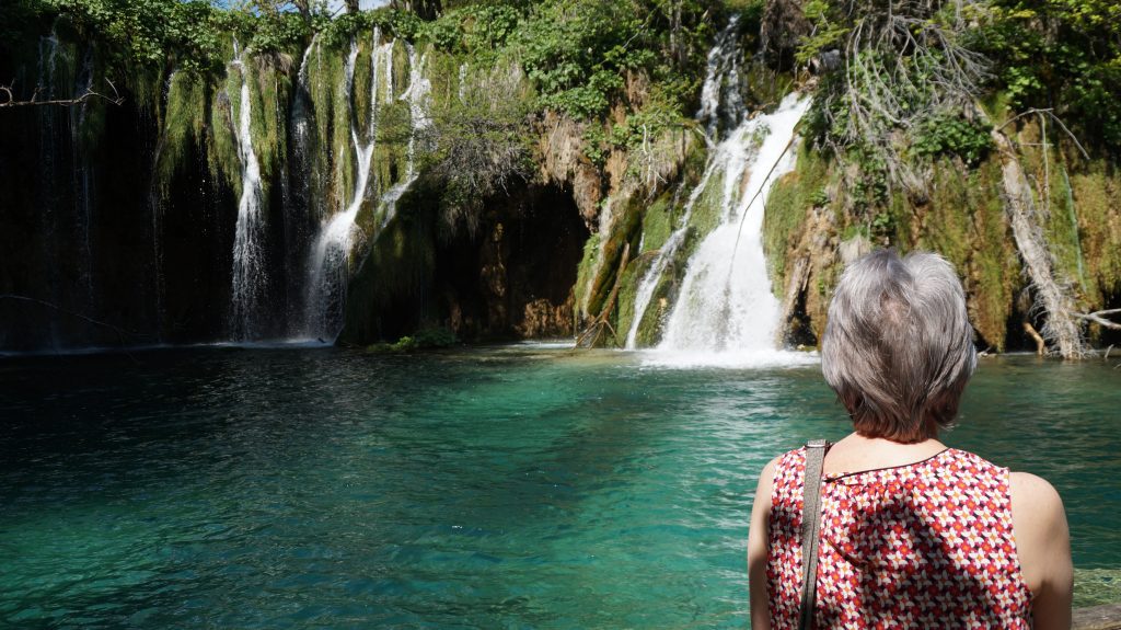 Elly bij een van de vele watervallen in het Plitvice park